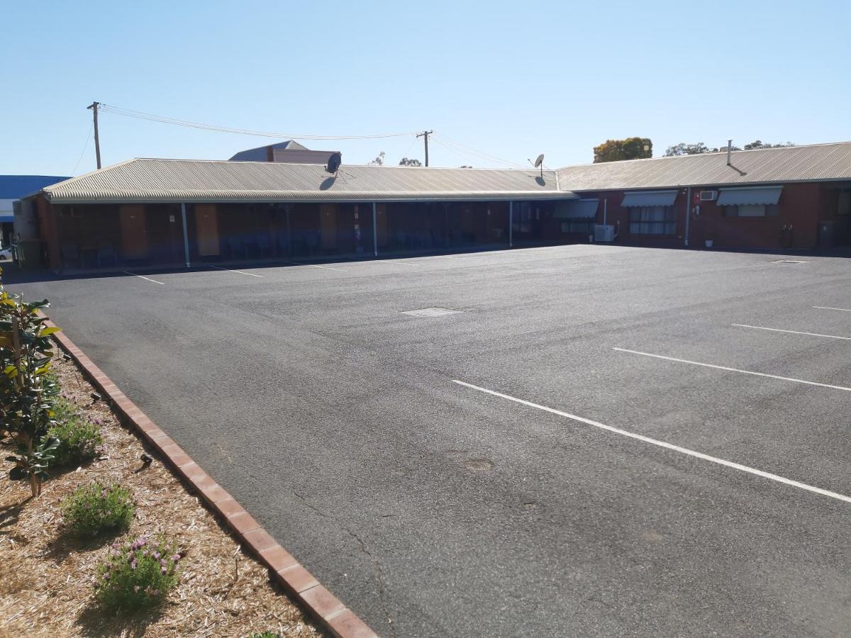 Country Mile Motor Inn Forbes Bagian luar foto