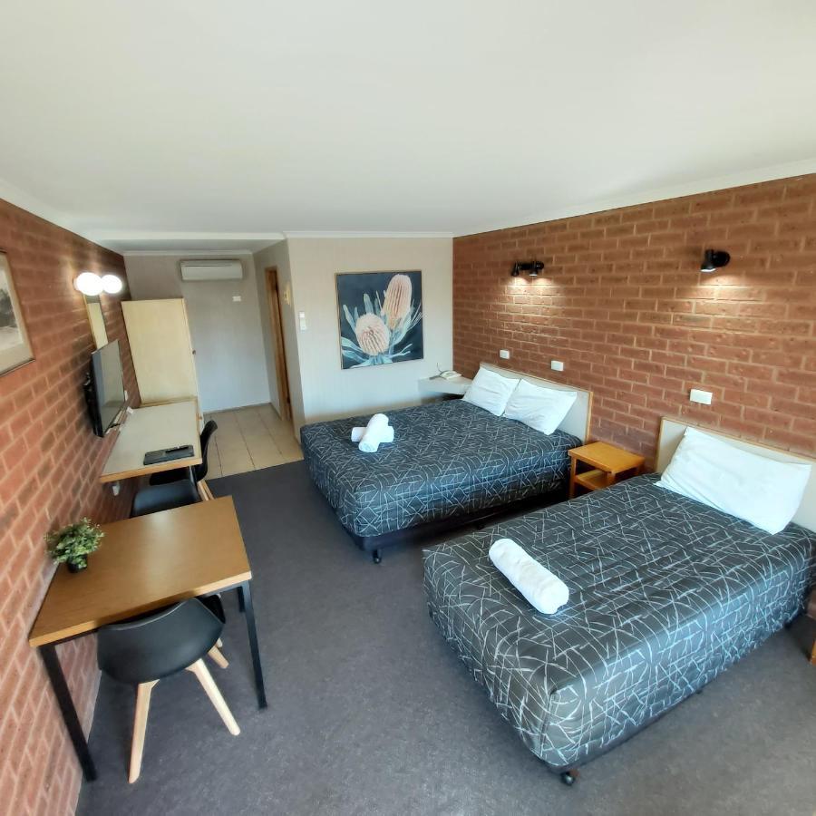 Country Mile Motor Inn Forbes Bagian luar foto