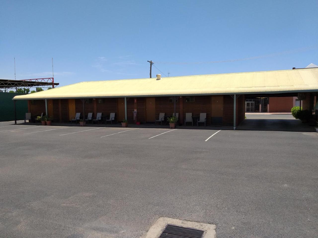 Country Mile Motor Inn Forbes Bagian luar foto
